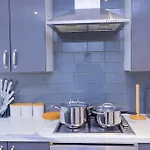 Beautiful 3 Bed House Next To Westfield London