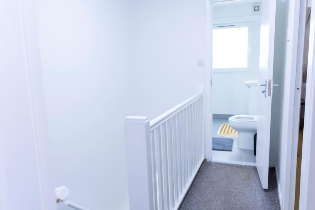 Beautiful 3 Bed House Next To Westfield Londra
