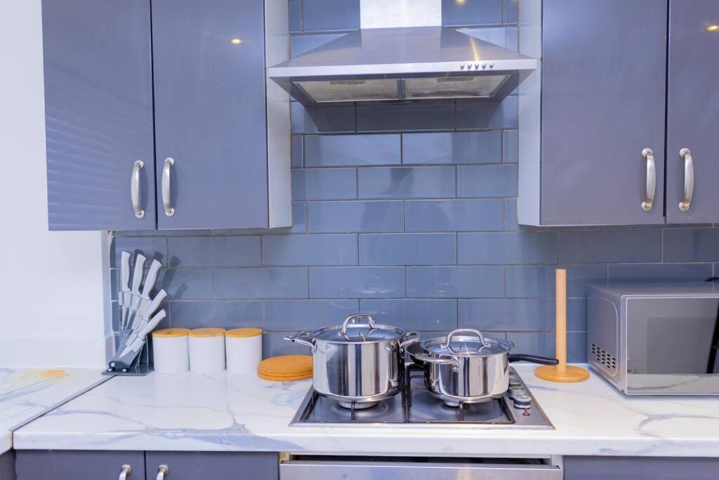 Beautiful 3 Bed House Next To Westfield Appartamento *